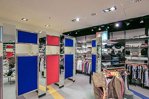 Detailaufnahme eines trendigen Kleidungsstücks im Kult-Store.