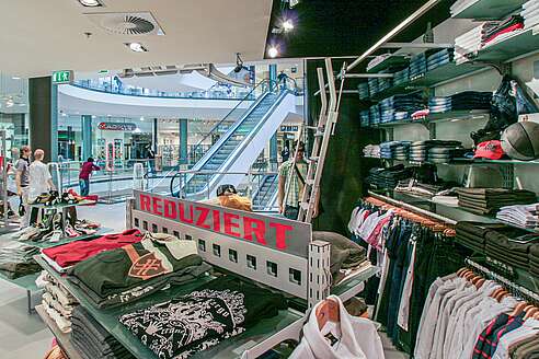 Moderne Modekollektionen im Kult-Store Braunschweig.