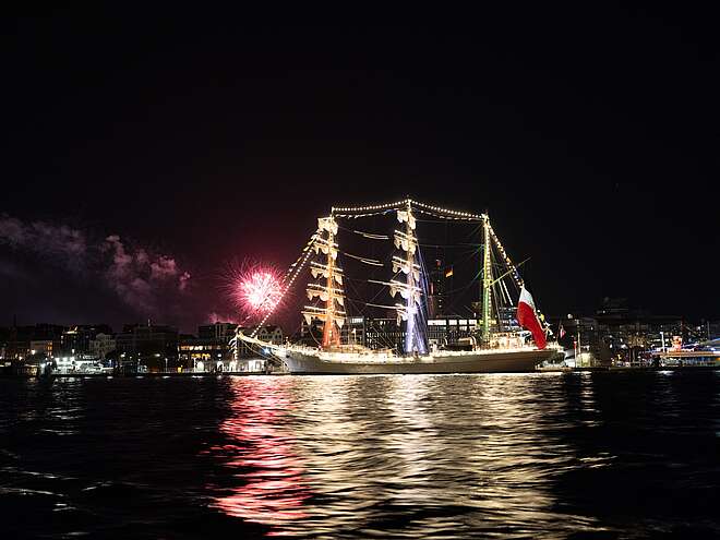 Hamburger Hafen mit Segelschiff.