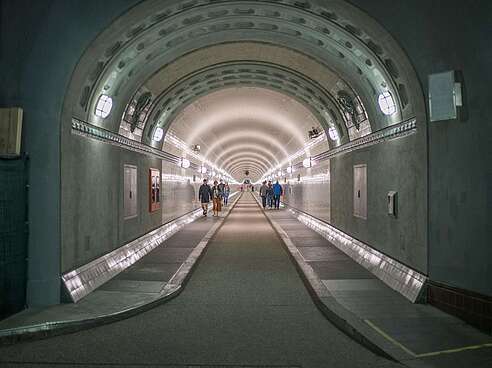 Gang im Alten Elbtunnel Hamburg.