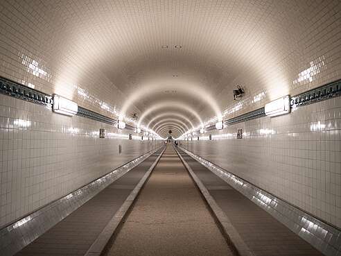 Gang im Alten Elbtunnel Hamburg.