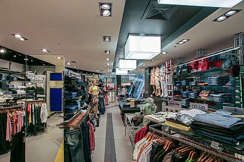 Moderne Modekollektionen im Kult-Store Braunschweig.