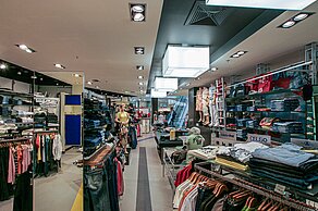 Moderne Modekollektionen im Kult-Store Braunschweig.