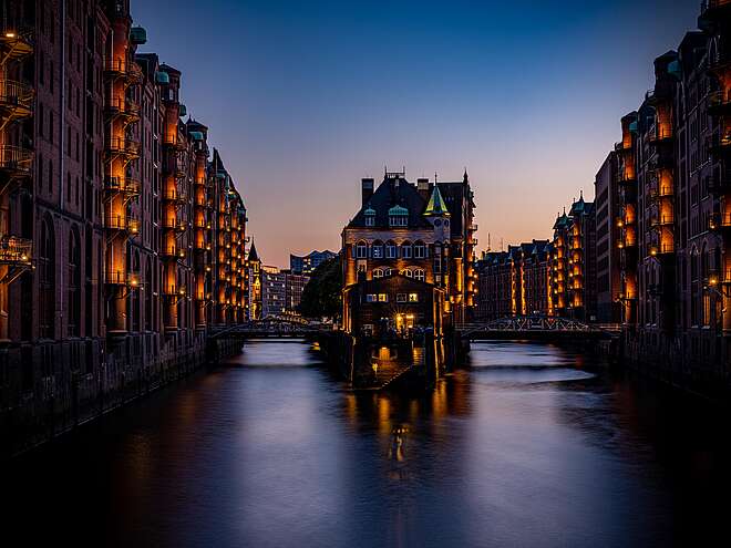 Backsteinlagerhäuser der Speicherstadt mit Wasserschloss