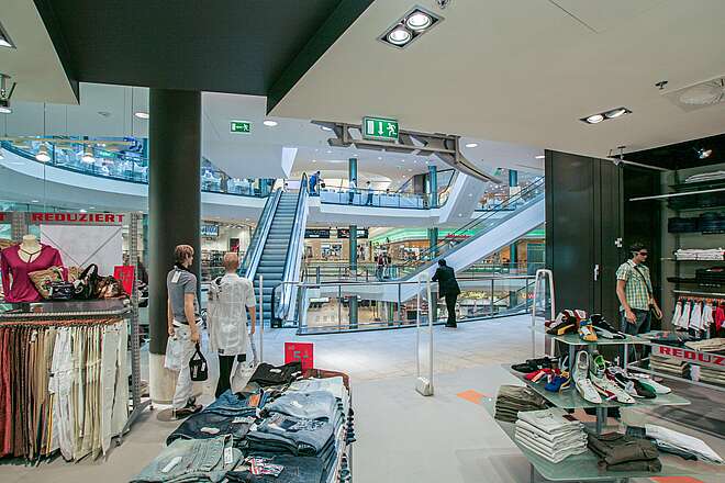 Gemütlicher Lounge-Bereich im Kult-Store für Kunden.