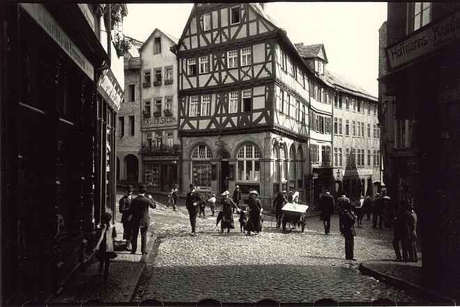 Foto: Oskar Barnack mit der Leica 1 in Wetzlar Eisenmarkt 1914