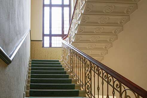 Blick nach oben ins Treppenhaus Blick nach oben ins Treppenhaus mit Jugendstil-Verzierungen.