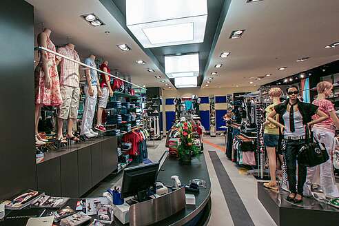 Stylische Beleuchtung im Modegeschäft Schloss Arkaden.