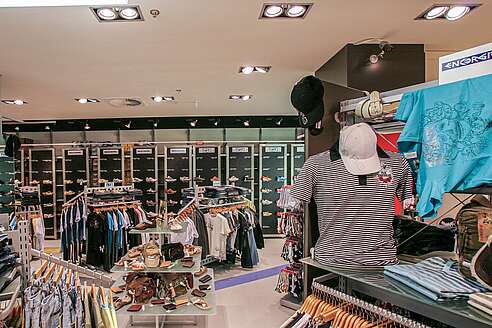 Stöbern durch die moderne Mode im Kult-Store.