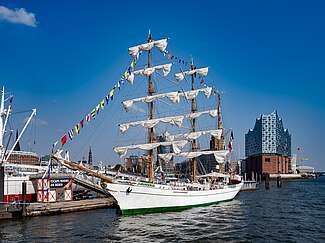 Gläserne Fassade der Elbphilharmonie.