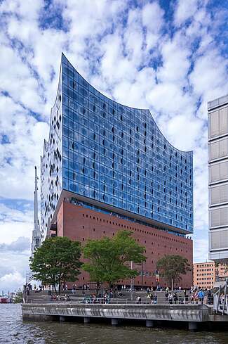 Gläserne Fassade der Elbphilharmonie.