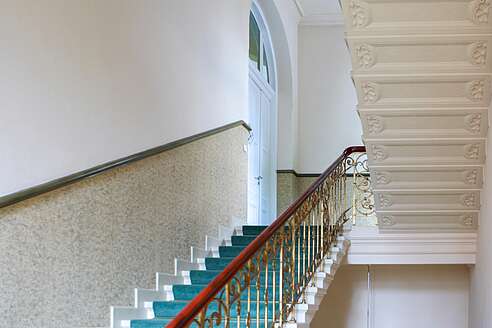 Blick ins Treppenhaus Blick ins Treppenhaus mit Jugendstil-Verzierungen.