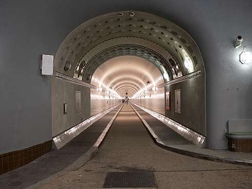 Gang im Alten Elbtunnel Hamburg.