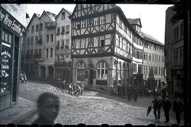 Foto: Oskar Barnack mit der Leica 1 in Wetzlar Eisenmarkt 1914