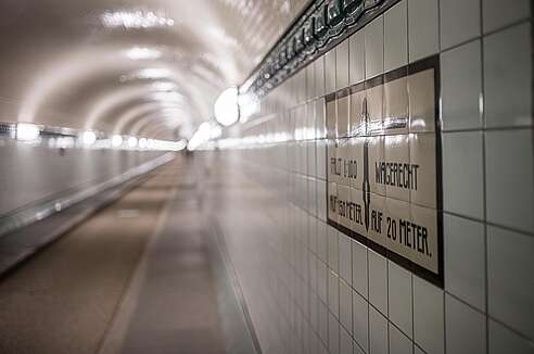 Gang im Alten Elbtunnel Hamburg.