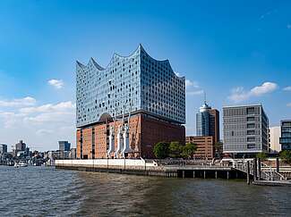 Gläserne Fassade der Elbphilharmonie.
