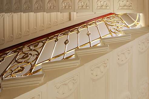 Detailaufnahme der kunstvoll gestalteten Treppenstufen im Treppenhaus.